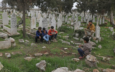 Dzieci z Syrii na cmentarzu w Sarmadzie, w prowincji Idlib
