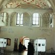 W synagodze Izaaka na Kazimierzu krakowskim z około połowy XVII w. babiniec był już mniej odseparowa