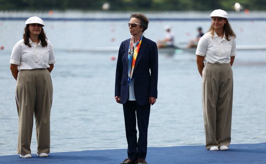 Księżniczka Anna (i jej okulary) podczas wręczenia medali w zawodach wioślarskich.