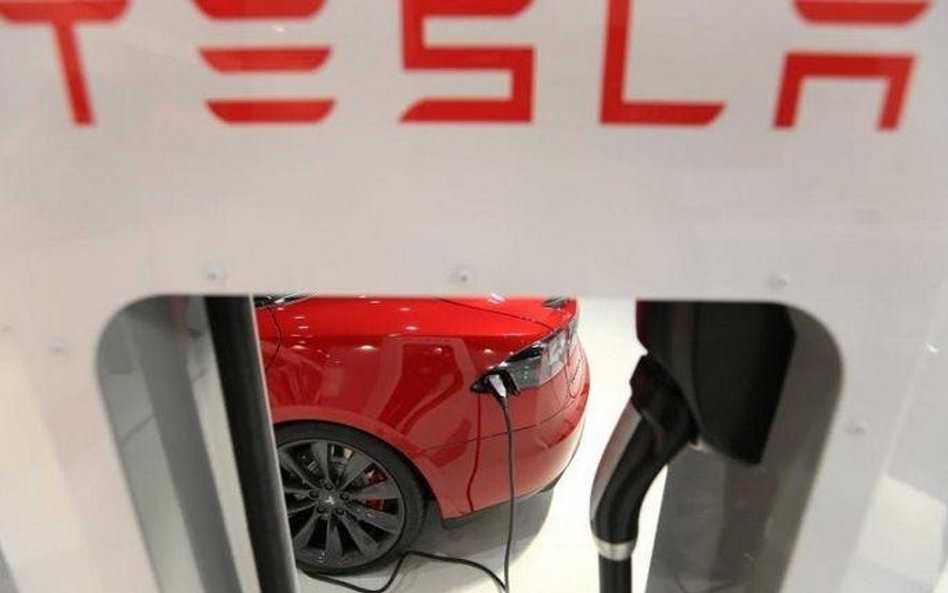 Tesla zwiększa produkcję i straty