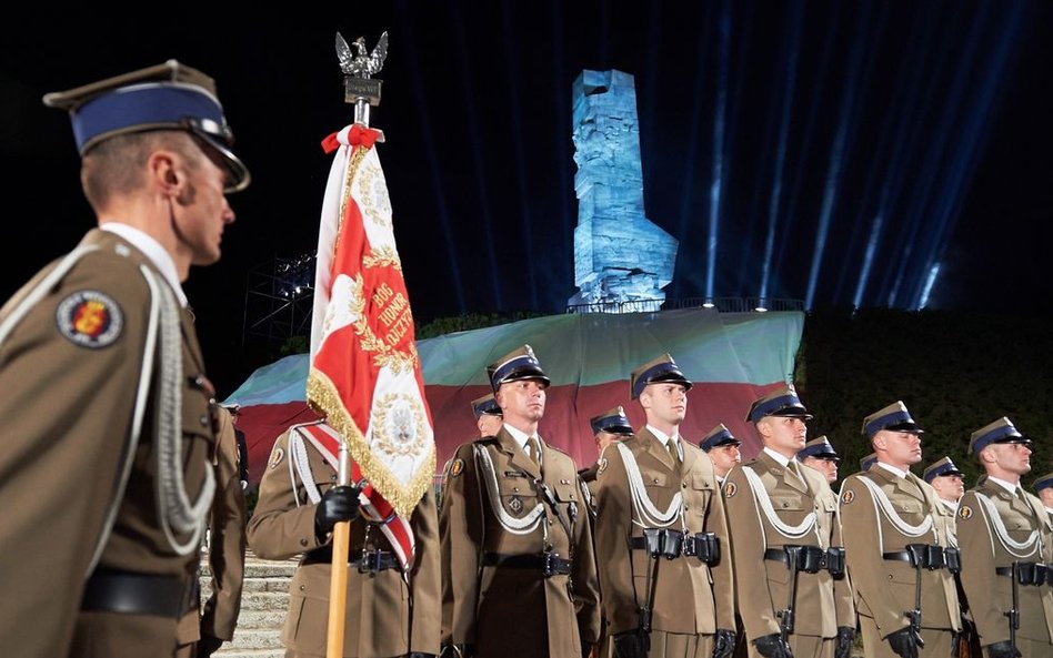 Najwcześniej - bo w nocy z 7 na 8 maja, odbyły się uroczystości z okazji zakończenia II wojny świato