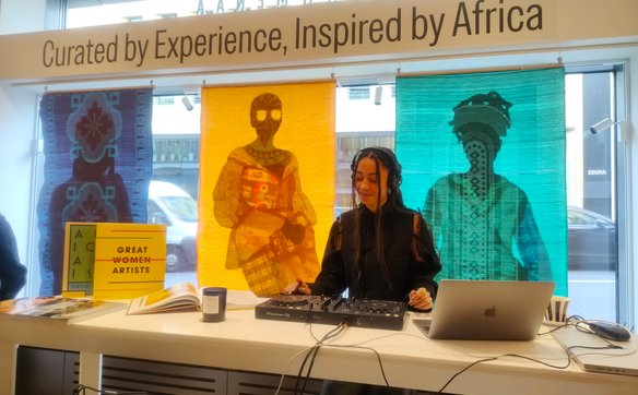 Na pokazie dla mediów w Phenomenaa Gallery