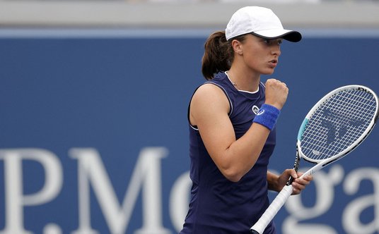 W I rundzie Iga Świątek wygrała z Amerykanką Jamie Loeb 6:3, 6:4.