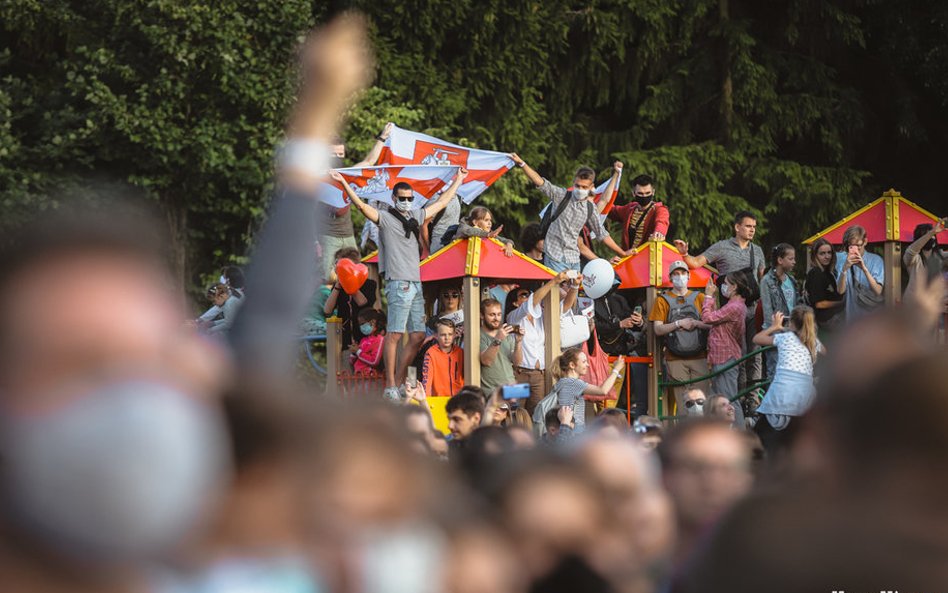 Mińsk: ponad 70 tys. ludzi na wiecu opozycji