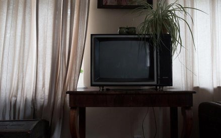 Ogromny telewizor, jeden z pierwszych kolorowych modeli – prezent od przewodniczącego Komitetu do sp