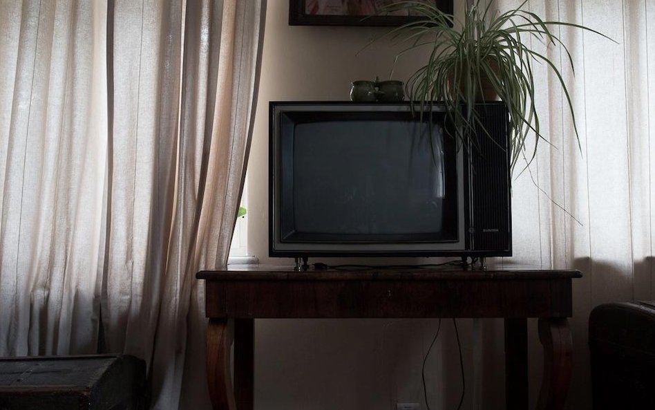 Ogromny telewizor, jeden z pierwszych kolorowych modeli – prezent od przewodniczącego Komitetu do sp