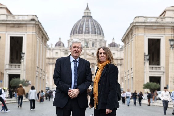 Gerard O'Connell i Elisabetta Piqué, autorzy książki „The Election of Pope Leo XIV”