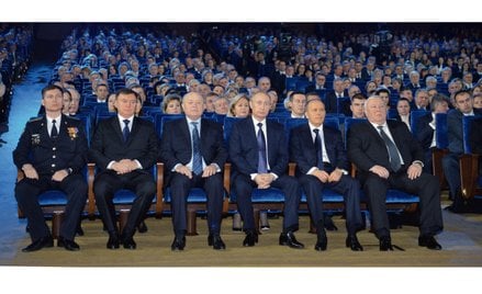 Władimir Putin (na zdjęciu podczas obchodów Dnia FSB w 2015 r.) daje służbom do zrozumienia, że stoi