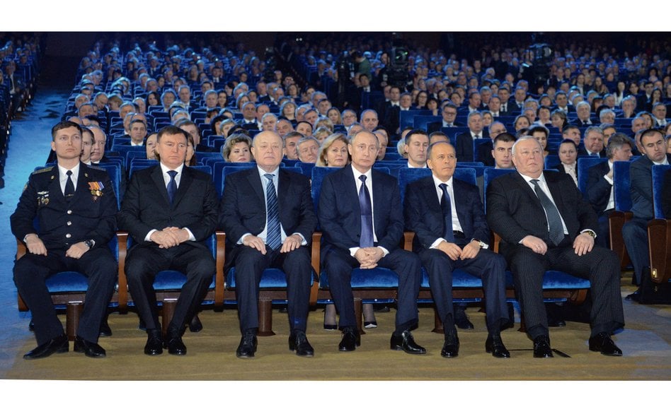Władimir Putin (na zdjęciu podczas obchodów Dnia FSB w 2015 r.) daje służbom do zrozumienia, że stoi
