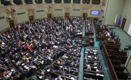 Posłowie na sali plenarnej Sejmu