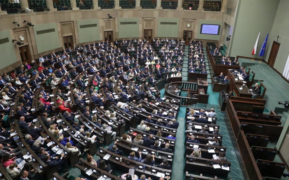 Posłowie na sali plenarnej Sejmu
