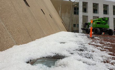 Dramat Australii. Walka z powodziami, gradem i burzami piaskowymi