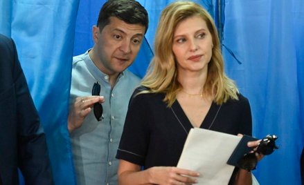 Wołodymyr Zełenski głosował razem z żoną Ołeną. Stawką niedzielnych wyborów była pełnia władzy