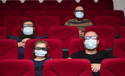 Koronawirus: kino z limitem, na mszy wystarczy maseczka - nakazowe absurdy wz. z pandemią