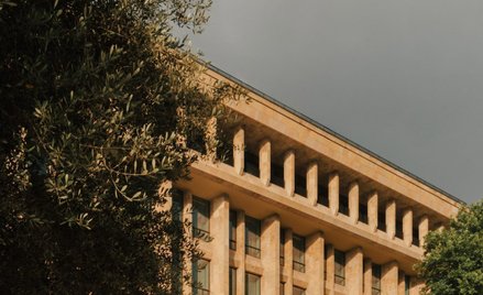 Budynek powstał w 1964 roku przy reprezentacyjnej Alei Rustawelego w Tbilisi.