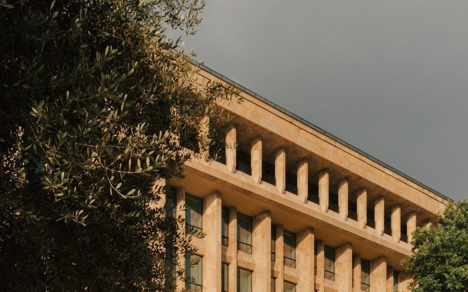 Budynek powstał w 1964 roku przy reprezentacyjnej Alei Rustawelego w Tbilisi.