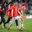Piłkarzy Wisły Kraków cieszą się z awansu do Ekstraklasy po wygranym 2:0 meczu 32. kolejki 1. ligi z