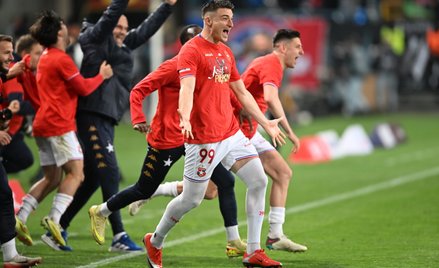 Piłkarzy Wisły Kraków cieszą się z awansu do Ekstraklasy po wygranym 2:0 meczu 32. kolejki 1. ligi z