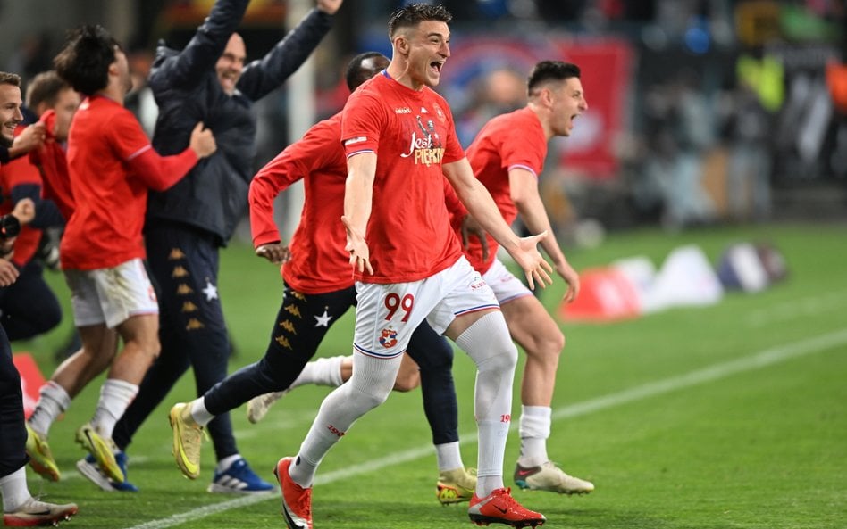 Piłkarzy Wisły Kraków cieszą się z awansu do Ekstraklasy po wygranym 2:0 meczu 32. kolejki 1. ligi z