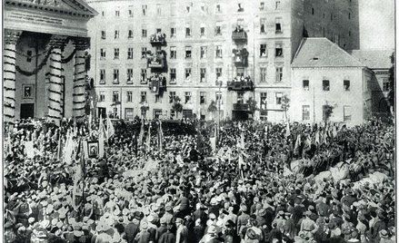 Plac Trzech Krzyży w Warszawie w dniu mszy dziękczynnej i manifestacji na rzecz Piłsudskiego po zaję