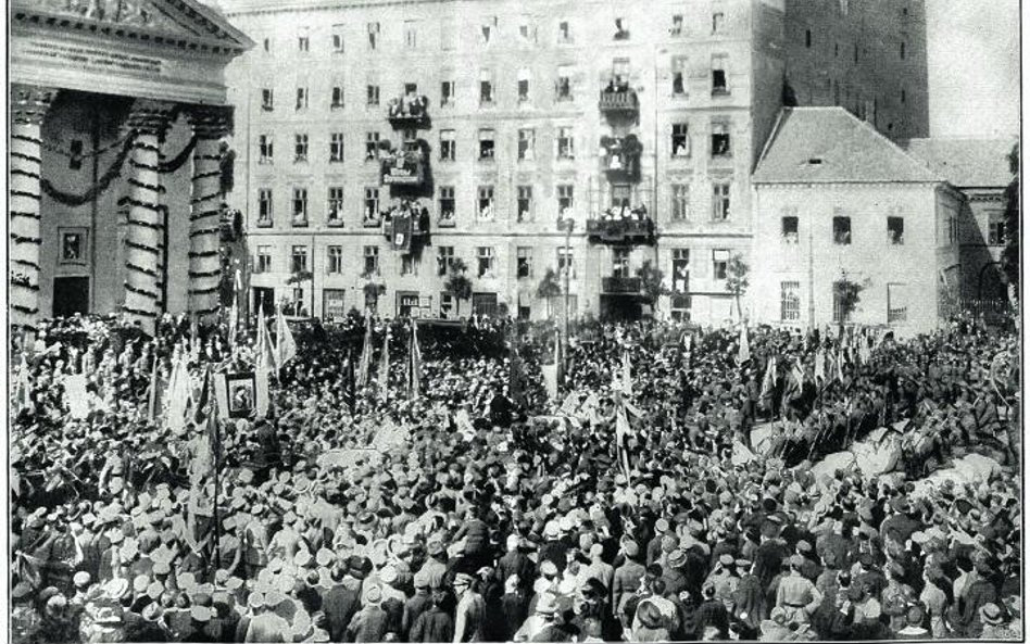 Plac Trzech Krzyży w Warszawie w dniu mszy dziękczynnej i manifestacji na rzecz Piłsudskiego po zaję