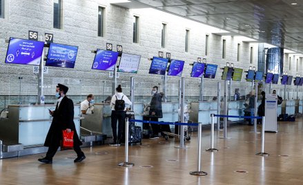 Izrael szczepi, ale i zamyka lotnisko