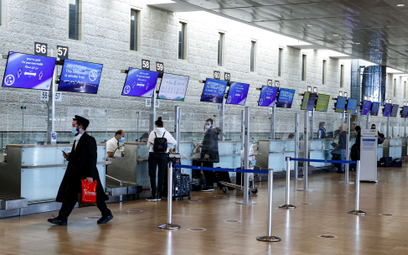 Izrael szczepi, ale i zamyka lotnisko
