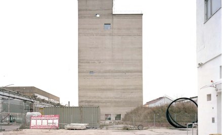 Betonowym kompleksem zainteresował się berliński architekt Arno Brandlhuber, właściciel pracowni b+,