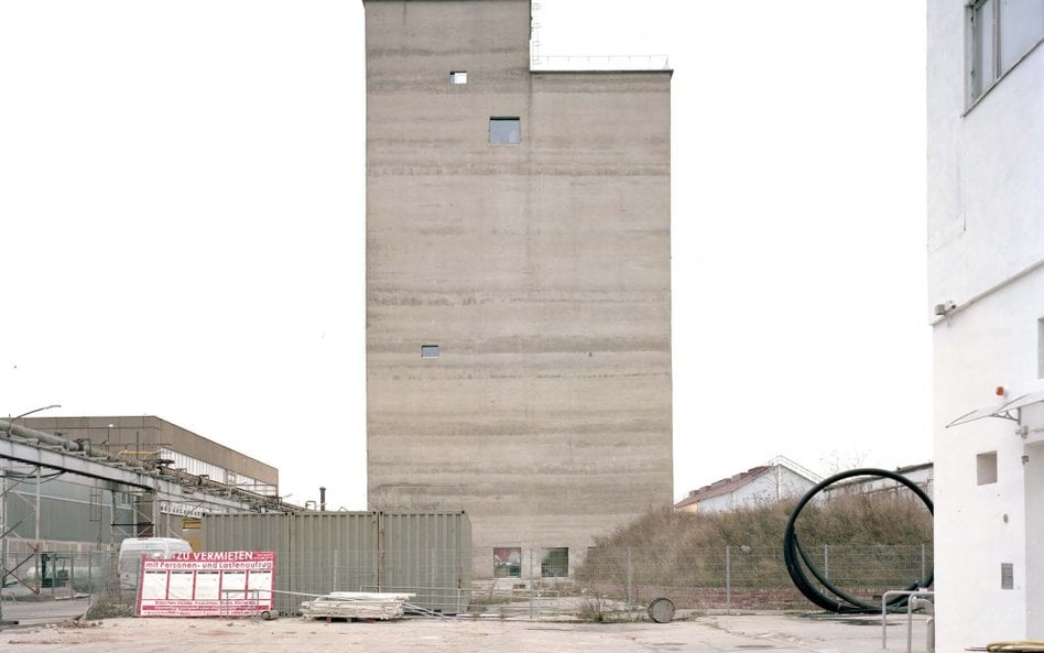 Betonowym kompleksem zainteresował się berliński architekt Arno Brandlhuber, właściciel pracowni b+,