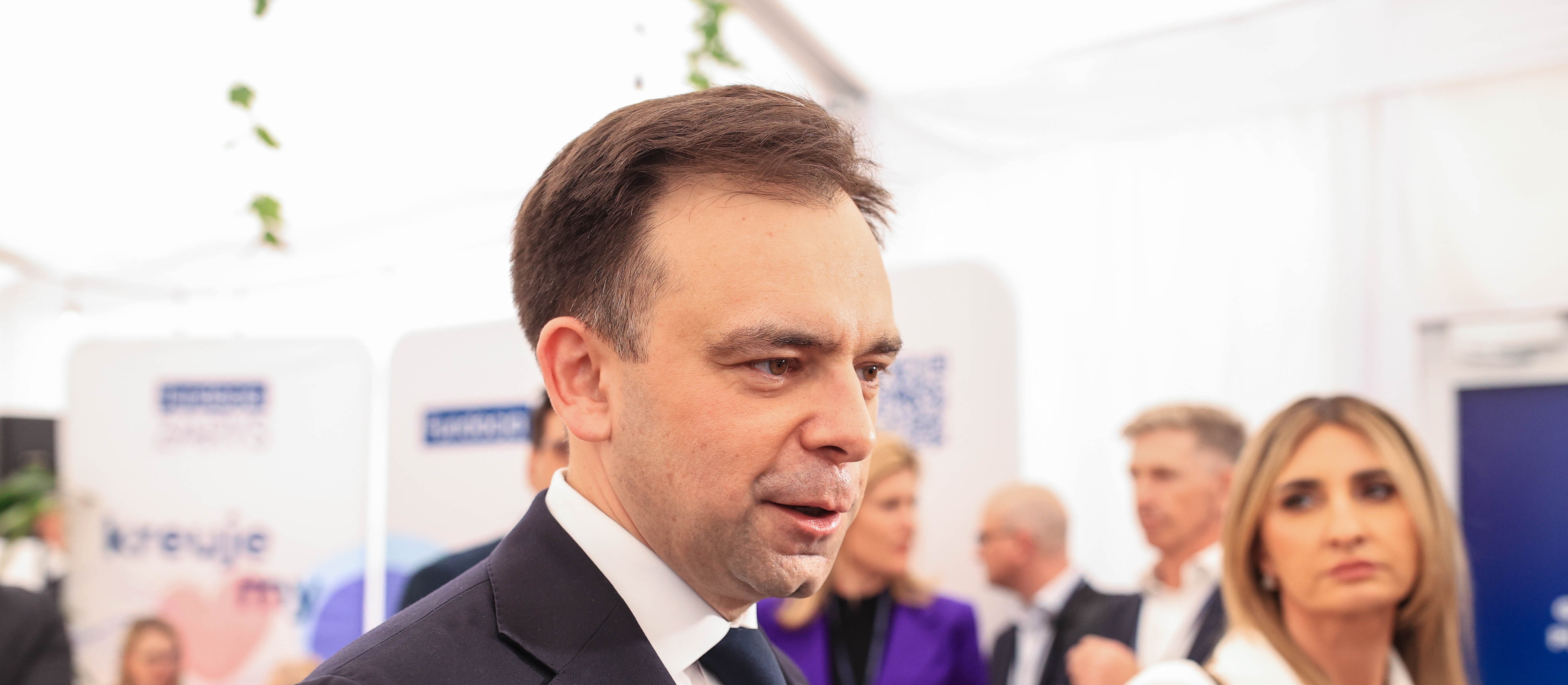Podatek od nadmiarowych zysków. Andrzej Domański zapowiada projekt