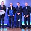 Władysław Grochowski (drugi od lewej) w czasie wręczenia firmie Arche nagrody w kategorii Lider ESG