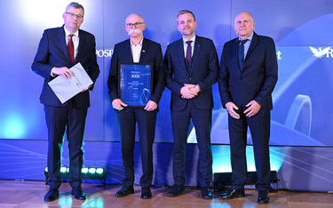 Władysław Grochowski (drugi od lewej) w czasie wręczenia firmie Arche nagrody w kategorii Lider ESG