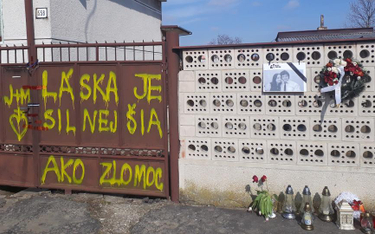 Na bramie domu we wsi Velka Mača, w którym mieszkali Ján i Martina, ktoś napisał „Miłość jest silnie