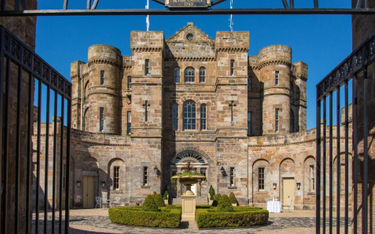 Szkocki zamek z ukrytą sypialnią na sprzedaż za zawrotną sumę