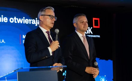 Mirosław Czekaj, prezes Banku Gospodarstwa Krajowego (przy mikrofonie), i Piotr Matczuk, prezes Pols