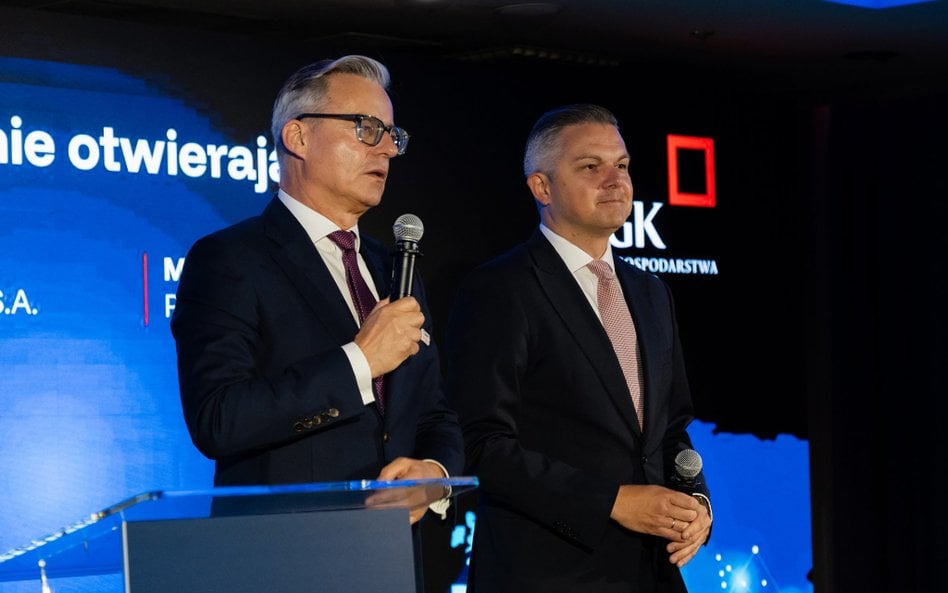 Mirosław Czekaj, prezes Banku Gospodarstwa Krajowego (przy mikrofonie), i Piotr Matczuk, prezes Pols
