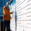Firmy kurierskie rozbudowują sieć automatów paczkowych. Parafie to teraz kolejne pole rywalizacji