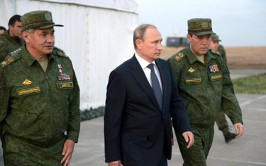 Prezydent Rosji Władimir Putin w towarzystwie ministra obrony Siergieja Szojgu