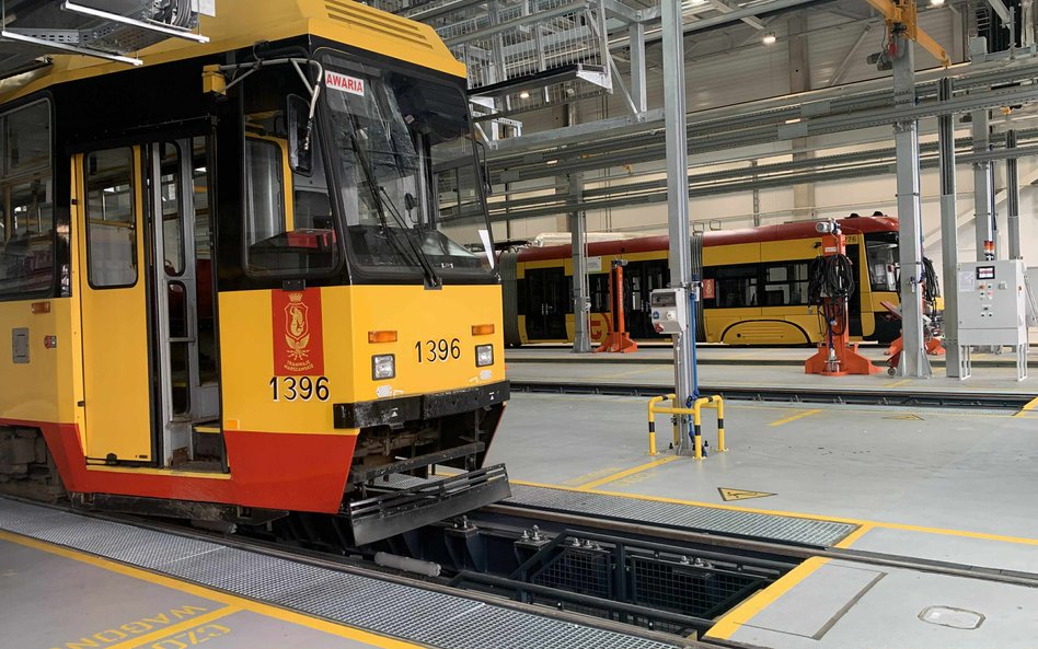 Tramwaj ustawiony nad kanałem rewizyjnym w hali Zajezdni Annopol