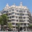 Casa Milà wybudowano w 1912 r., sześć lat po ukończeniu Casa Batlló, najsłynniejszej barcelońskiej k