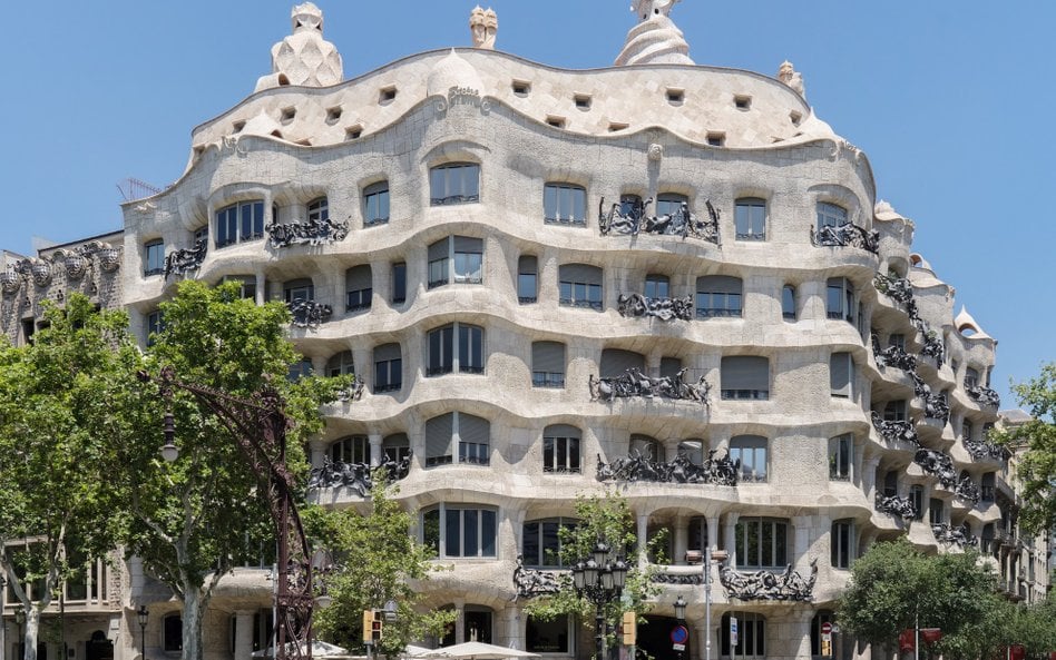 Casa Milà wybudowano w 1912 r., sześć lat po ukończeniu Casa Batlló, najsłynniejszej barcelońskiej k