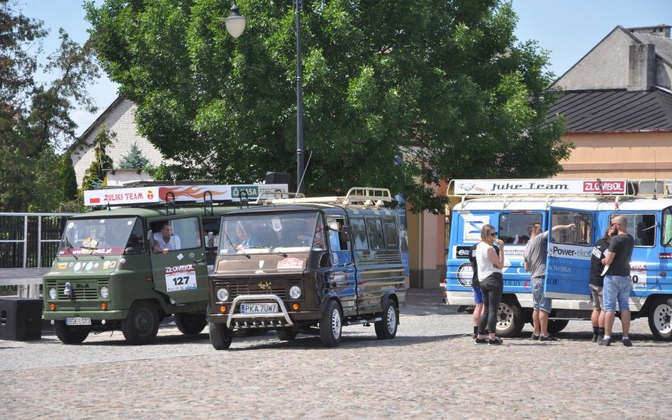 Na zakroczymskim rynku 10 czerwca zebrało się 66 zabytkowych Żuków i innych polskich samochodów dost