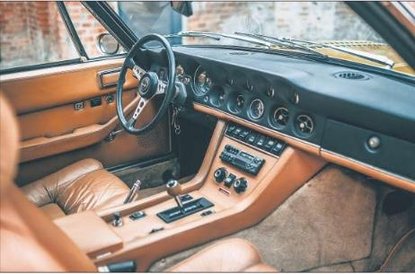 Samochód ma zachowane oryginalne wnętrze w pięknej kolorystyce. Skórzana tapicerka i wykończenie z f