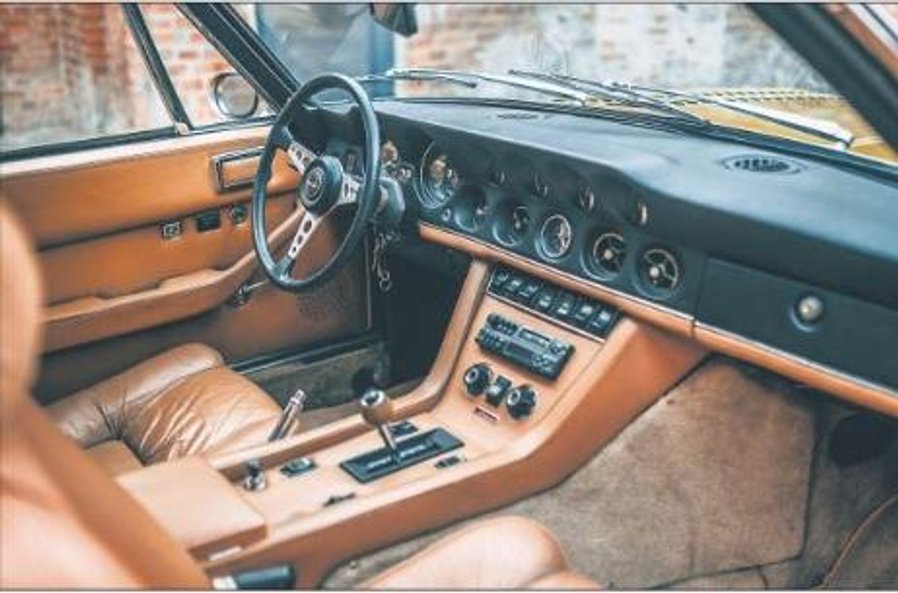 Samochód ma zachowane oryginalne wnętrze w pięknej kolorystyce. Skórzana tapicerka i wykończenie z f