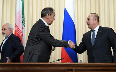Ministrowie spraw zagranicznych (od lewej): Iranu (Mohammad Dżawad Zarif), Rosji (Siergiej Ławrow) i