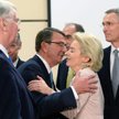 Sekretarz obrony USA Ashton Carter wita się z niemiecką minister Ursulą von der Leyen