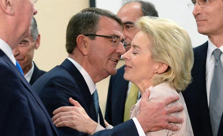 Sekretarz obrony USA Ashton Carter wita się z niemiecką minister Ursulą von der Leyen