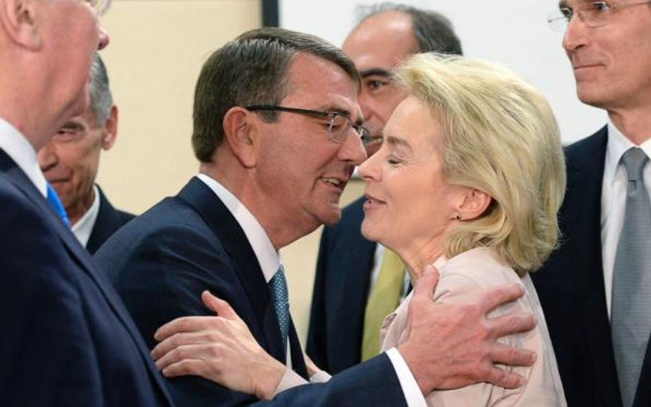 Sekretarz obrony USA Ashton Carter wita się z niemiecką minister Ursulą von der Leyen