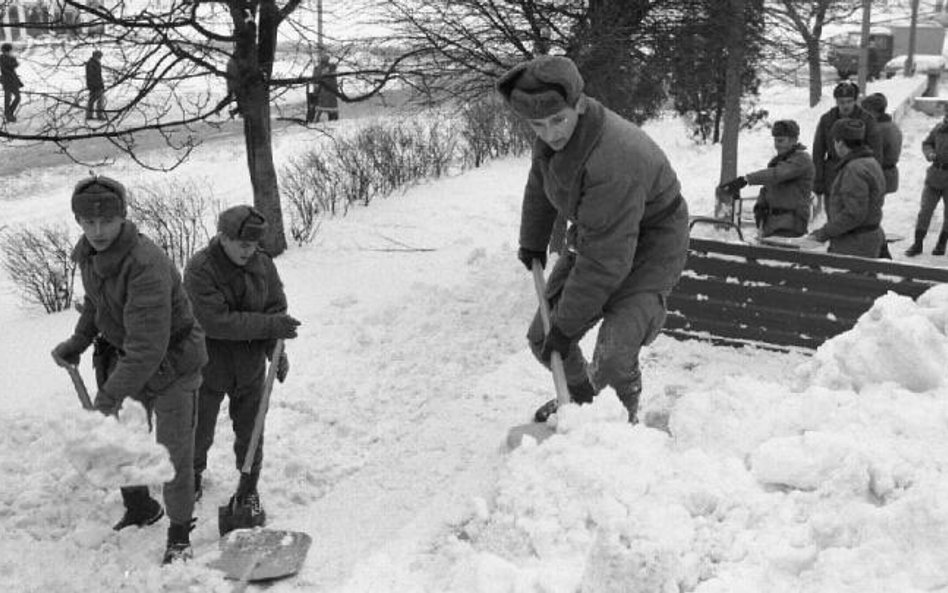 Internowanych w specjalnych obozach wojskowych wykorzystywano m.in. do odśnieżania