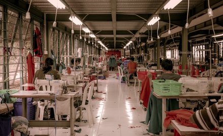 Autorzy raportu fundacji Changing Markets Foundation twierdzą, że czołowe koncerny odzieżowe wciąż w